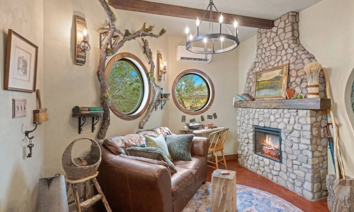 Fredericksburg Apartment | Woodsman Hobbit with Hot Tub & Fireplace