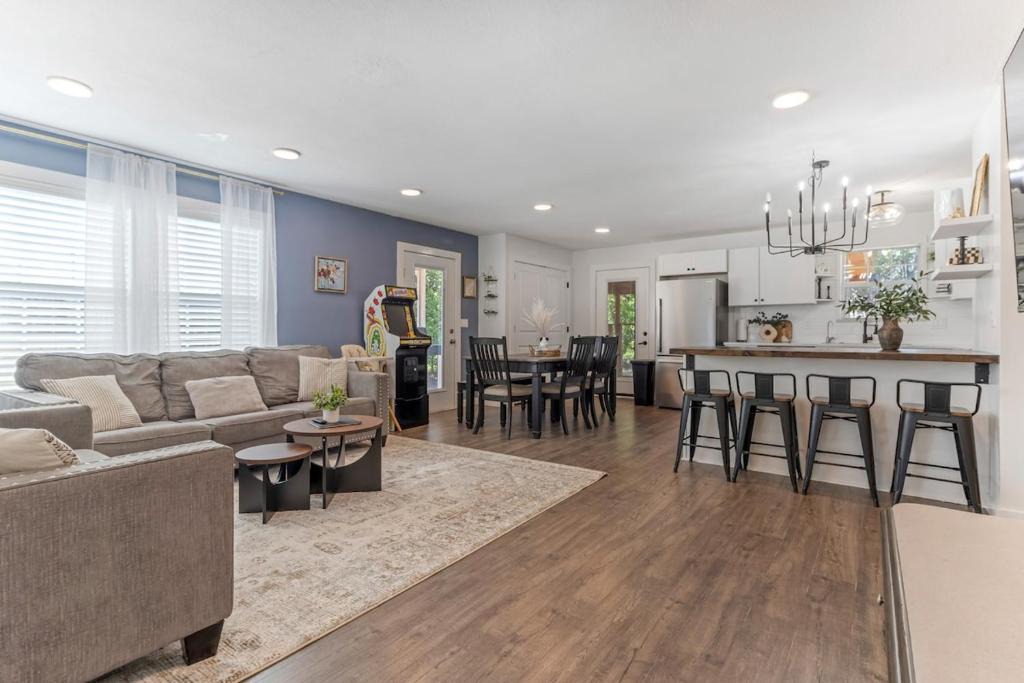 Boiling Springs House | Work & Play Retreat Sleeps 7 BBQ, Arcade & Fresh Eggs