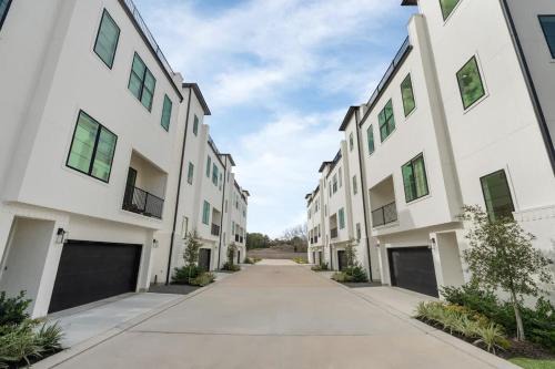 Spring Branch Central House | World Cup Luxury Rooftop Terrace Sleeps 7