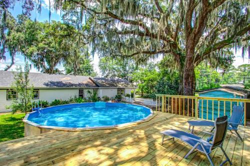 Thunderbolt Apartment | Year-Round Pool & Gazebo Near Historic District