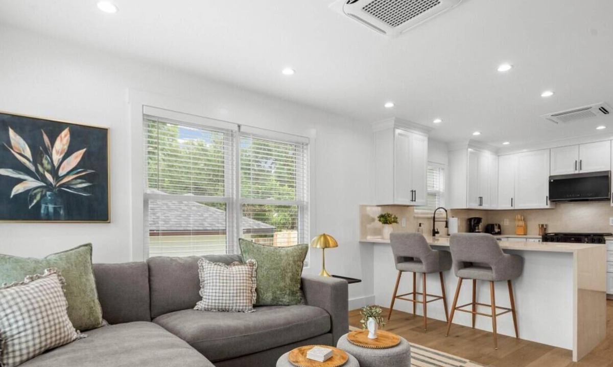 Clarksville House | Your Cozy E Austin Retreat | New High-End 2BR Mins to Dining, Downtown & Pubs