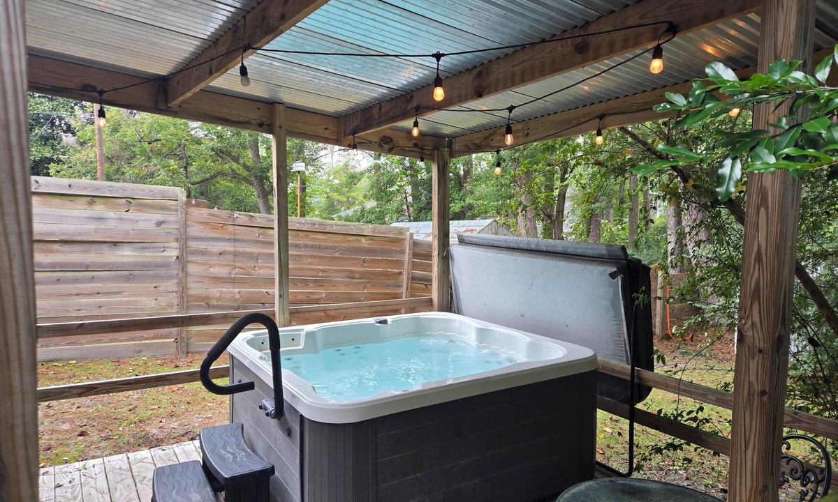 Kings Grant House | Zen 2 Hideaway With Hot Tube Between Downtown and the Beach