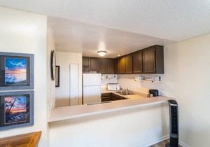 1-Bed Condo in Downtown Kona, 1 block from the Shore!