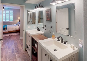 (1051A) Beautifully Remodeled 2 Bed, 2 Bath Ground Floor Condo with Garage in Gated Community