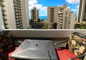 ALOHA-WAIKIKI OCEAN VIEWS near beach 102