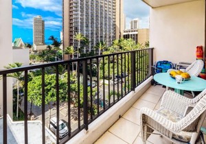 Beach Lover's Haven, Cozy Condo with Ocean Views and Free Parking