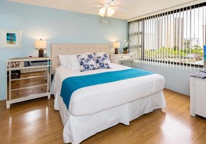 Beach Lover's Haven, Cozy Condo with Ocean Views and Free Parking