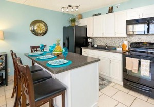 Beach Lover's Haven, Cozy Condo with Ocean Views and Free Parking
