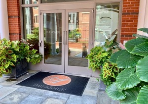 Beautifully Decorated 2 BR - 4 Min Walk to Metro and Close to Old Town