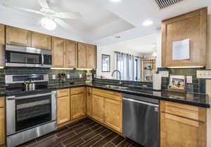 Casa De Emdeko 219 2 Bdrm DIRECT Ocean Front CORNER unit, Wrap around Lanai!