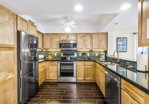 Casa De Emdeko 219 2 Bdrm DIRECT Ocean Front CORNER unit, Wrap around Lanai!