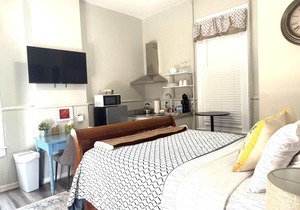Cozy nest private porch museums free parking