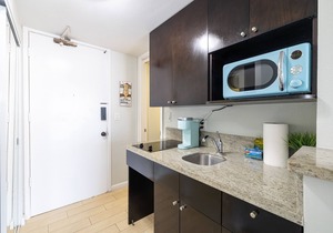 Cozy Studio Near Mall & Waikiki Beach!