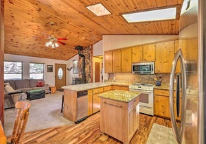 Deck w/Forest Views: Quiet Twain Harte Cabin! in Twain Harte