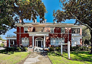 Drayton Place 2 | Full Kitchen & Park-View Patio | Walk to Downtown Eateries