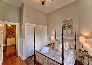 Elegant Brick 2 Br In Downtown Savannah