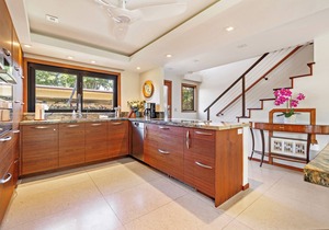Elegant Puamana Home with top quality finishes, AC, w pool in tropical oasis.