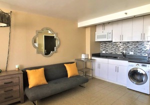 Fabulous, King Bed, Modern Spacious Waikiki Studio with Great View! 100% Legal!