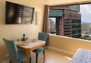 Fabulous, King Bed, Modern Spacious Waikiki Studio with Great View! 100% Legal!