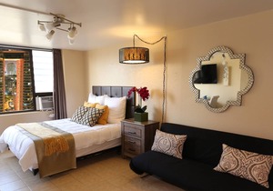 Fabulous, King Bed, Modern Spacious Waikiki Studio with Great View! 100% Legal!