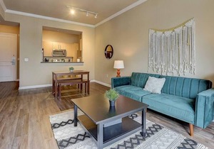 Frontdesk | Spacious 1 BR Apt near Downtown