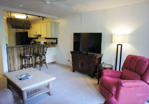 🏖️Hawaiian Unit + Walking Distance to Town | AC & WIFI!