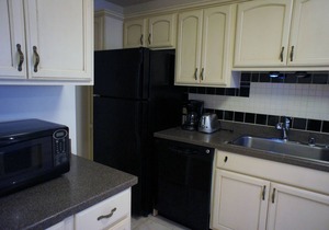🏖️Hawaiian Unit + Walking Distance to Town | AC & WIFI!