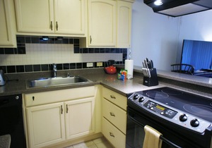 🏖️Hawaiian Unit + Walking Distance to Town | AC & WIFI!