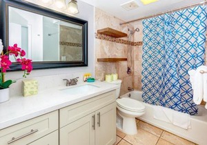High-Floor Stylish Ocean Views Condo with Parking