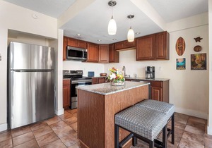 Kona Plaza 201: Cozy Condo w/AC, Shared Pool & Ocean Views