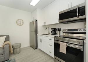 Modern condo in Heart of Waikiki! 1 block to beach, AC, Wi-Fi, free parking!