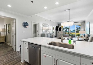 Modern Upscale Condo Ground floor with easy beach access. Beach Service included $60 day Value!