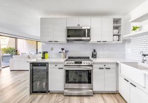 Newly Renovated Condo with SUP Paddle Boards and Golf Clubs Included