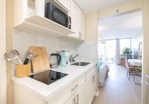 Newly Renovated! Cozy Studio Near Beach & Mall!