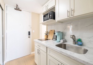 Newly Renovated! Cozy Studio Near Beach & Mall!