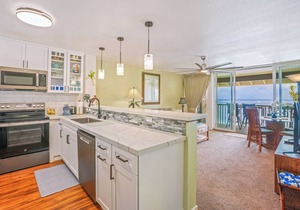 "Oceanfront Condo: Coconut Tree & Ocean Views, Whale Watching, Paddlers, and Surfers at Wailua Bay!"