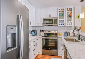 "Oceanfront Condo: Coconut Tree & Ocean Views, Whale Watching, Paddlers, and Surfers at Wailua Bay!"