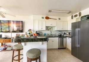 Oceanfront Remodeled Luxury Penthouse/Cooling Trades & A/C/LIGHT & BRIGHT