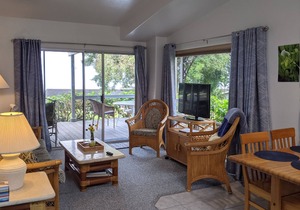 Spacious Ranch Cottage with private hot tub and VIEW!