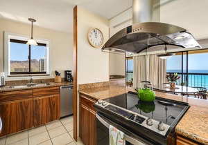 SPECTACULAR OCEAN VIEW! A/C, Wi-Fi, Pool, FREE Valet Parking, Steps to Beach!