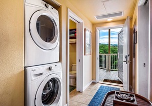 Stunning Modern Condo Across Street from Turtle Beach, Learn to Snorkel or Surf!