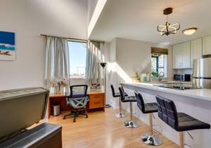 Top-Floor Kailua Bay Resort Condo w/Ocean Views!