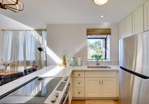 Top-Floor Kailua Bay Resort Condo w/Ocean Views!