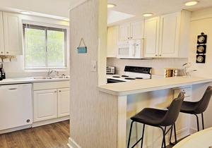 Townhouse Style Condo, Beach Access Across Road, Pool, Grilling Area, Elevator