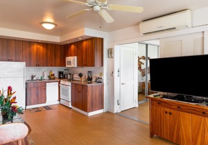 Waikiki Shore 1 bedroom with large lanai on Waikiki Beach - free parking & WiFi