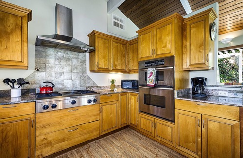 Kahaluu Bay House | ★Across street from Magic Sand Beach private Pool/SPA/AC 5 minutes to downtown⚡
