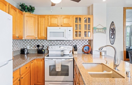 Kailua-Kona Condo | 🌴Alii Villas 301 Lovely garden unit with partial ocean view from the lanai. 🌴