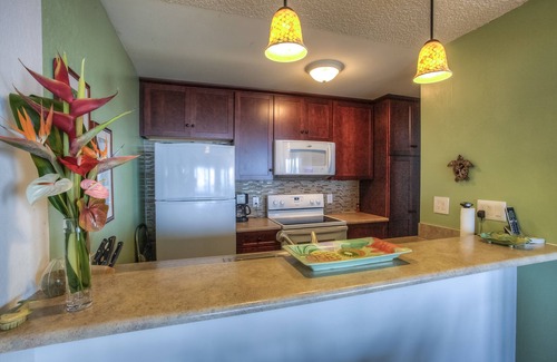 Kailua-Kona Condo | Aloha! Oceanfront, TV, Pool, Hot Tub, A/C.