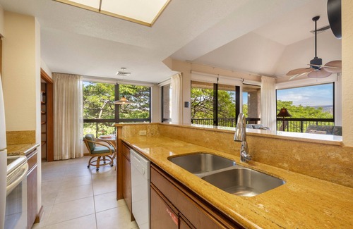 Waikoloa Condo | Amazing top-floor condo w/private lanai, pool, hot tub, tennis court, & gym