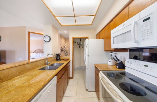 Waikoloa Condo | Amazing top-floor condo w/private lanai, pool, hot tub, tennis court, & gym